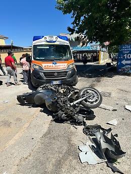 Perde il controllo della moto e si schianta contro un platano su via Nettunense