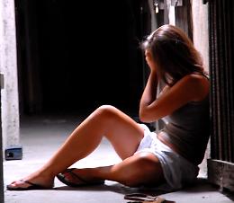 Palpeggia una minorenne e le invia foto intime, condannato a 6 anni