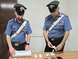 Fugge da un controllo dei Carabinieri per disfarsi della droga, arrestato un 47enne 