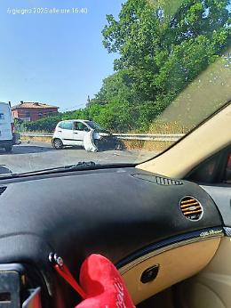 Imbocca la Pontina contromano e provoca un incidente