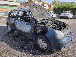 Auto a fuoco all'alba, giallo sulle cause
