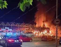 Incendio doloso nel centro meccanico, al vaglio le videocamere