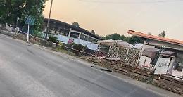 Inseguimento e spari, poi con l'auto si schianta contro un muro