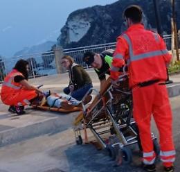 Ragazza cade in un burrone a Ponza, trasportata in eliambulanza al Goretti