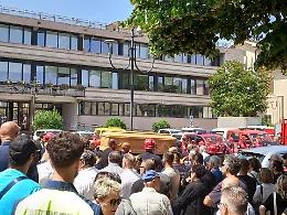 Applausi, lacrime e sirene delle protezioni civili per l'addio a Roberto Cotterli