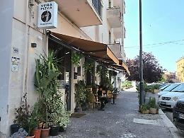 Tavoli e piante sul marciapiede senza autorizzazione, il Comune chiude la pizzeria per 10 giorni


