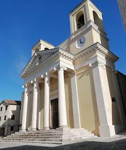 I fedeli: "Noi abbandonati dal sacerdote"
