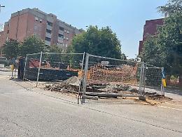 Un cantiere fermo da settimane e una potatura “da ridere”