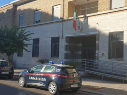 Si abbassa i pantaloni davanti ai passanti, denunciato un indiano di 45 anni