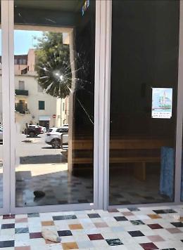 Prende a sassate la chiesa e gli agenti della Polizia locale