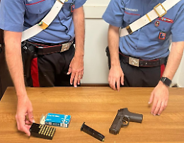 In giro di notte con una pistola modificata: denunciato 26enne