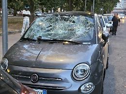Raptus di follia, straniero sfonda il parabrezza di un'auto con un ramo