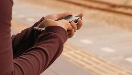 Come gli spazi online stanno trasformando le relazioni sociali nelle latine