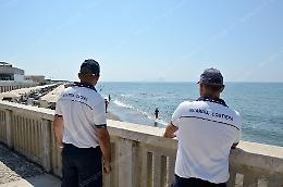 Bambino di 7 anni si perde in spiaggia, momenti di angoscia 