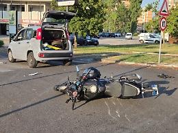 Scontro con un'auto in manovra, ferita giovane motociclista