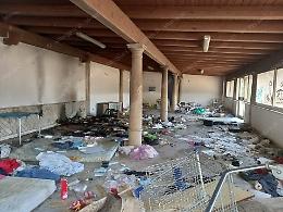 Senzatetto, rifiuti e degrado nel bar confiscato in via dei Mille 