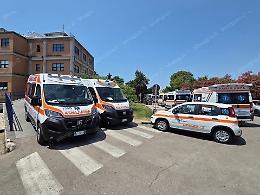 Caos al pronto soccorso, 11 ambulanze in attesa e parcheggi occupati dalla sosta selvaggia