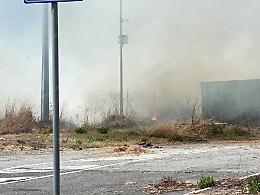 Incendio nel quartiere Toscanini, a fuoco i terreni in via Portogallo