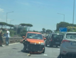 Perde il controllo dell’auto e finisce contro la cuspide dello svincolo della Pontina, 4 km di coda