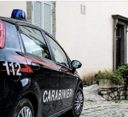 Aggredisce un 51enne con un coccio di bottiglia, denunciato 