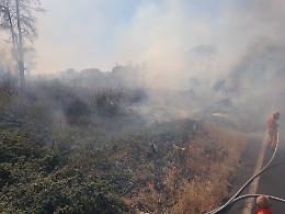 Vasto incendio sul ponte del Canale Mussolini: chiusa la SS7 Appia