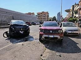 Scontro all'incrocio, una delle auto finisce contro due vetture in sosta