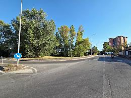 Una roulotte del clan per occupare un'area verde del Comune