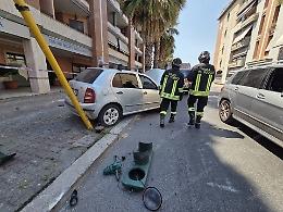 Alla guida in stato di alterazione urta un’auto e abbatte un semaforo, poi cerca di scappare