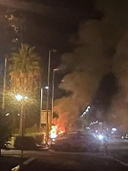Suv a fuoco, un testimone ha visto due persone sospette