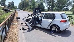 Frontale tra due auto sul ponte, tre feriti