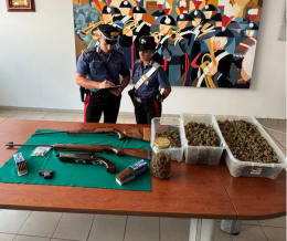 Preso con armi e droga in casa, arrestato un 55enne