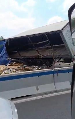 Tir ribaltato, chiusa una carreggiata della Pontina