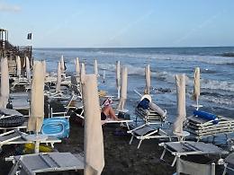 Latina Lido, due bagnanti in difficoltà salvati tra le onde