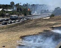 Camion in fiamme e terreni a fuoco, caos sulla Pontina e nella zona Valli