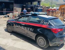 Incendio in un capannone sulla via Appia: intervento di Carabinieri e Vigili del Fuoco

