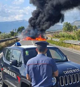 Autocarro in fiamme sulla Frosinone-Prossedi