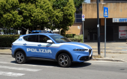 Fermato alla guida di un'auto senza patente e copertura assicurativa, aggredisce i poliziotti