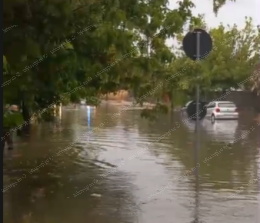 Aprilia nella morsa dell'acqua: tombini saltati e strade allagate