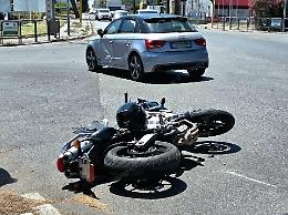 In sorpasso con la moto si scontra con un'auto in manovra, ferito un centauro