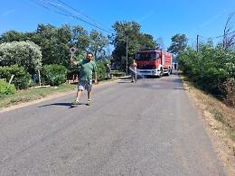 Coraggioso gesto di un pastore, interviene per contenere un incendio che minaccia le case