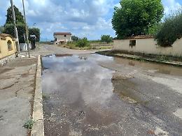 Perdita d’acqua da dieci giorni, strada allagata in via Catone