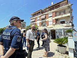 Palazzo a rischio crollo al lido, evacuate d'urgenza una spaghetteria e le abitazioni