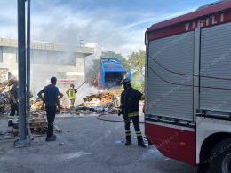 Rifiuti di carta a fuoco nell'autocompattatore, paura nel retro del negozio