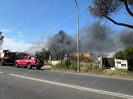 Torna a bruciare l'ex Pozzi Ginori, in fiamme le cataste di rifiuti
