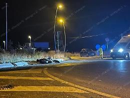Schianto in moto sulla Pontina, paura per un ventenne