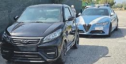 Una pistola a salve dentro una microcar rubata: indaga la polizia 