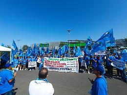 La protesta dei lavoratori di Orizzonte: "La dignità non è in saldo"