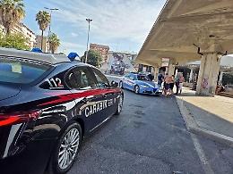 Sospettato di furto, un gruppo di adolescenti lo segue per vendicarsi 