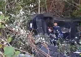 Auto capovolta in un fossato della Pontina, conducente salvato dalla Polizia Stradale