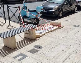 Il totem in zona pedonale "scoppiato" sotto gli occhi dei passanti
